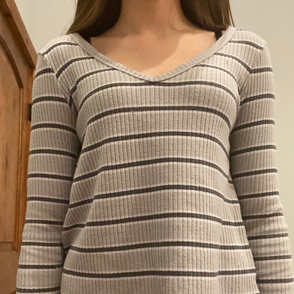 A gray and white American eagle sweater